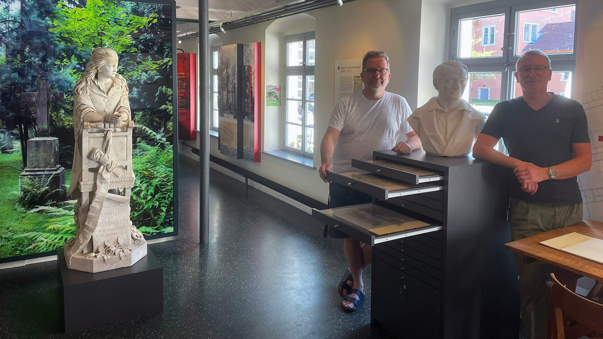 Neuer Schrank für Originalgrafiken zur Baugeschichte der Illenau-